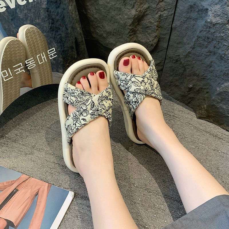 New Chinese Style Thick-soled Slippers for Women's Summer Wear 2025 New High-end One-word Muffin and Beach Sandals for Women