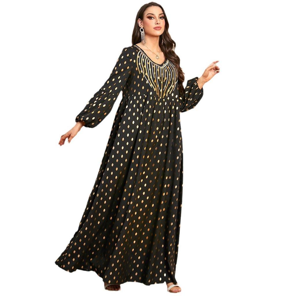 Elegantes muslimisches Langarmgewand aus dem Nahen Osten mit Stickerei und Heißprägung