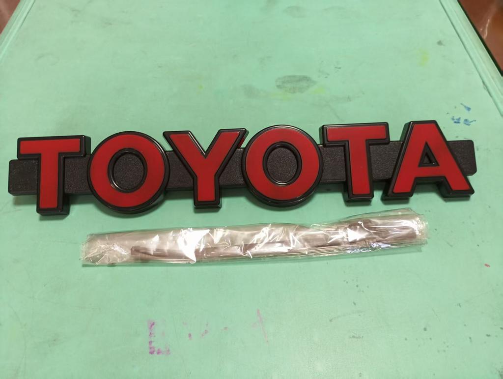 1 stk 38x6,5x1,5cm Kompatibel med Toyota Wildlander, RAV4, Camry, Land Cruiser, RAV4 Frontgrill TOYOTA Retro Emblem Bilklistremerke
