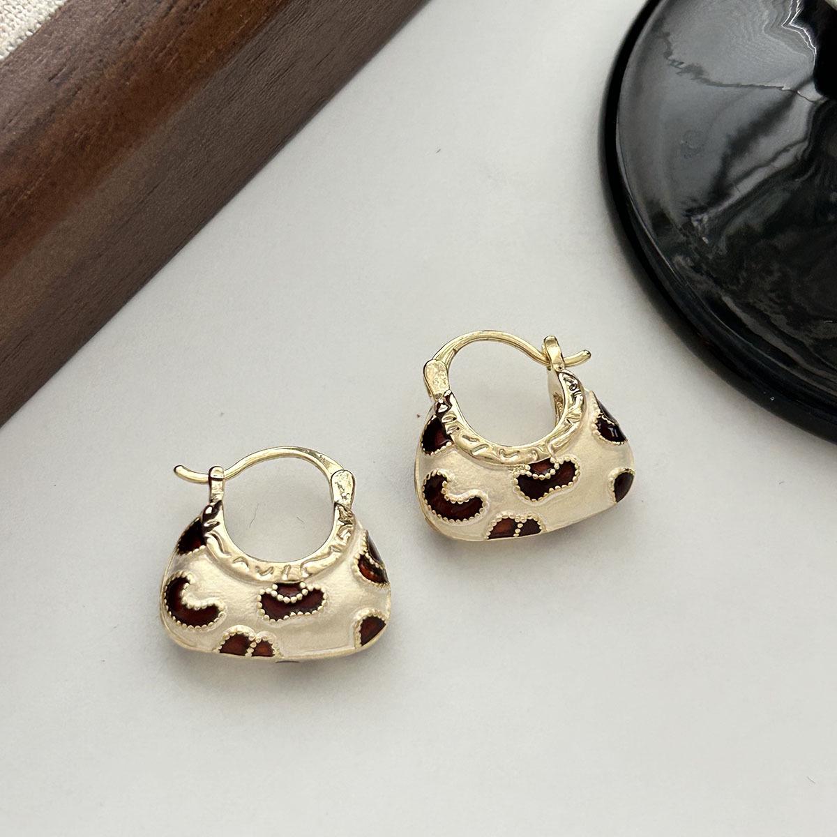 Элегантные серьги-гвоздики с леопардовым принтом и золотыми шипами для женщин - Шикарный дизайн Осень/Зима белый