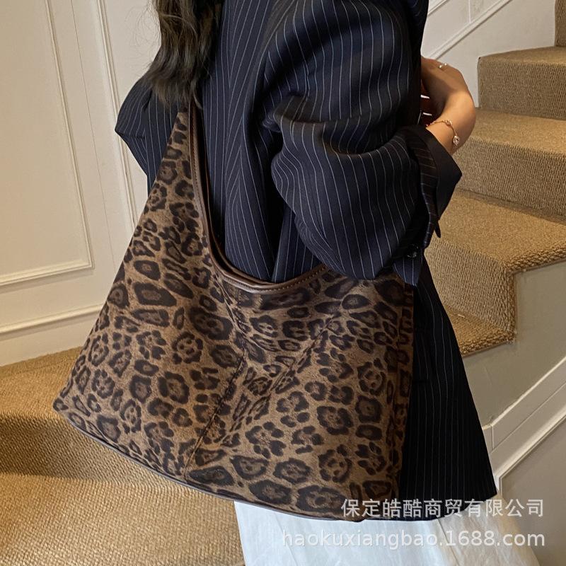 Leopard print bag women's 2025 new autumn and winter super fire commuter bag large-capacity commuter tote bag going out shoulder bag