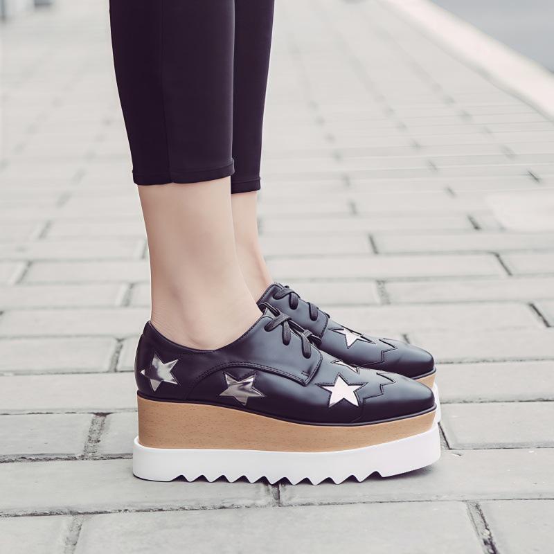 Koreanische 2025 Star Lackleder Keilabsätze - Damen Stilvolle Plateau-Schuhe mit dicker Sohle und eckiger Zehenpartie im lässigen britischen Stil
