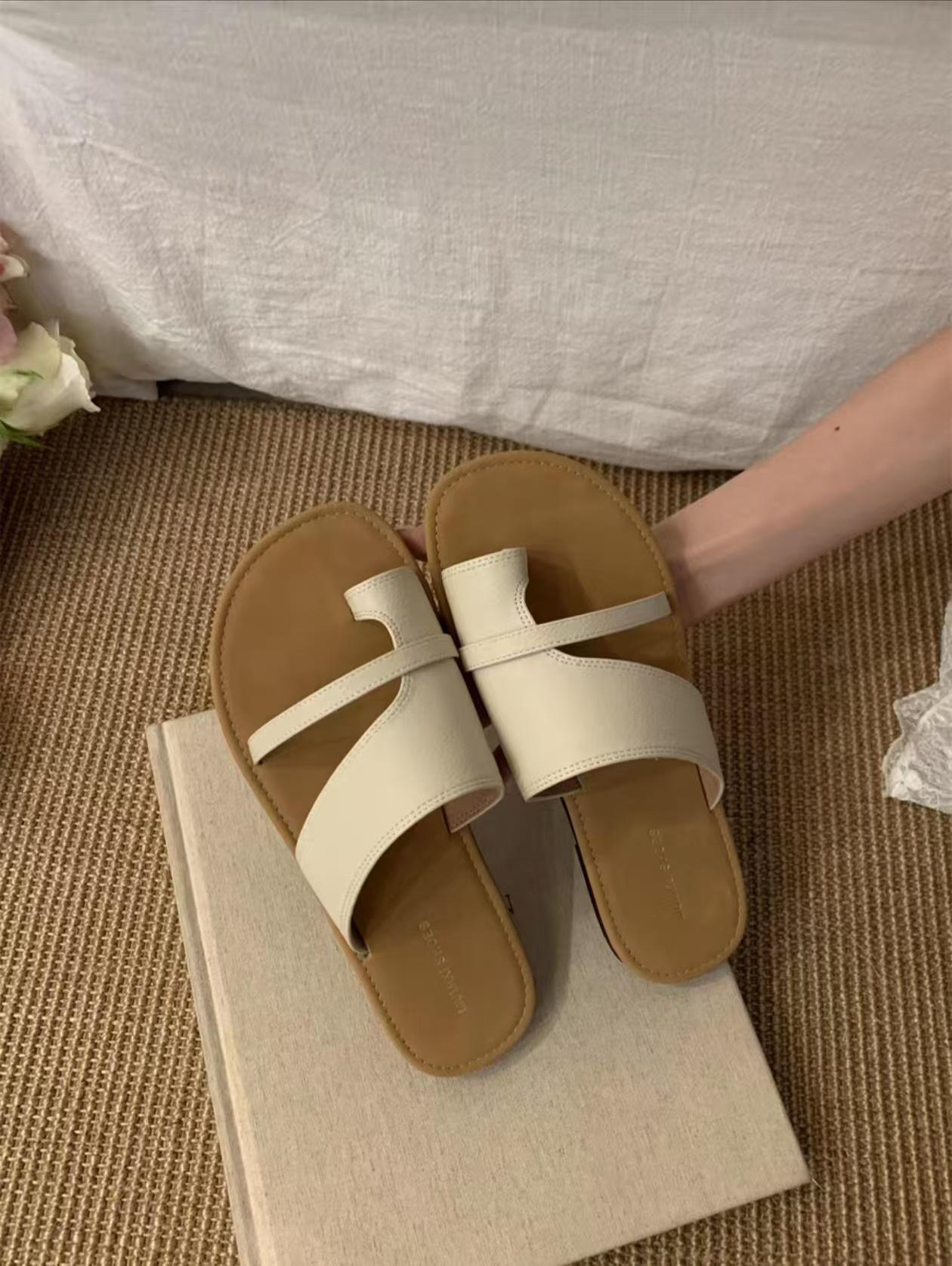 

Ретро тапочки с открытым носком женская уличная обувь 2025 лето новинка с юбкой нишевые на плоской подошве с мягкой подошвой пляжные сандалии 40