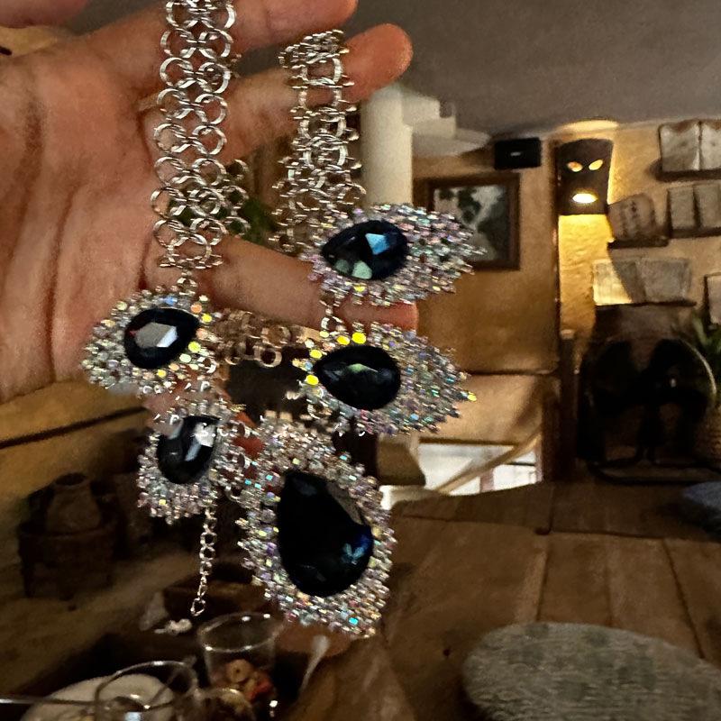 Retro Vintage Rhinestone Geometric Water Drop Necklace: Luxurious, High-End Clavicle Chain with Individualistic, Fashionable Design for Women