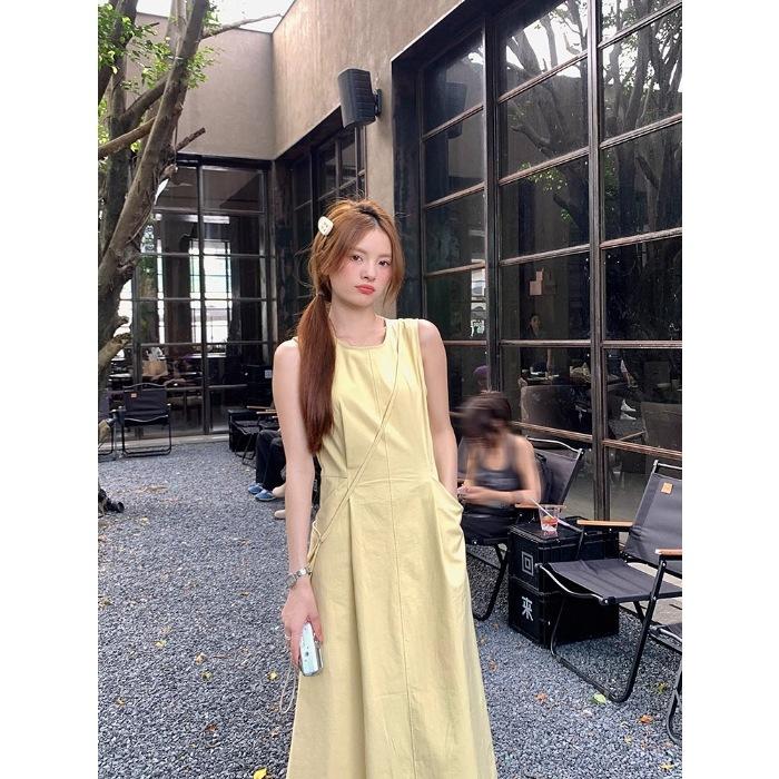 Send a small backpack, design jewelry, pure and gentle yellow dress, women's summer round neck waist and thin a-word long dress