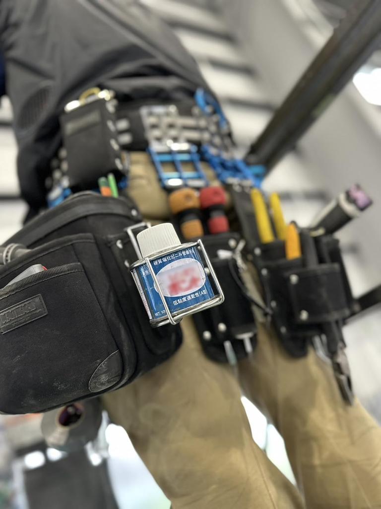 Niigata Seiki SK PVC Pipe Adhesive Holder with Legs, 100g Capacity, ASK-P0