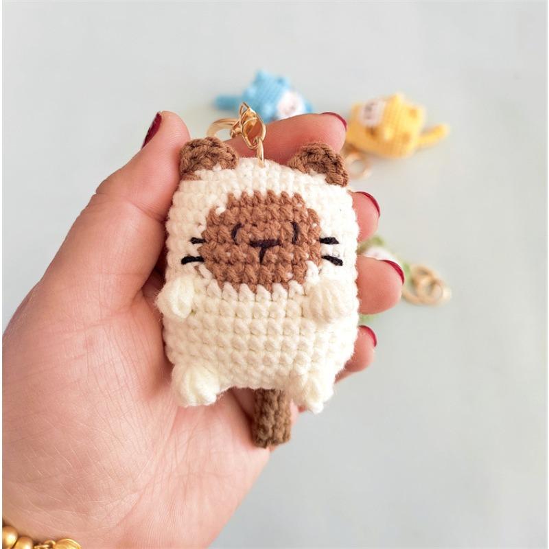 Uncinetto fatto a mano, ciondolo gatto biscotto, piccoli accessori tessuti con filato da tessitura, accessori carini da appendere alla borsa a cartoni animati, con portachiavi, regalo di Natale