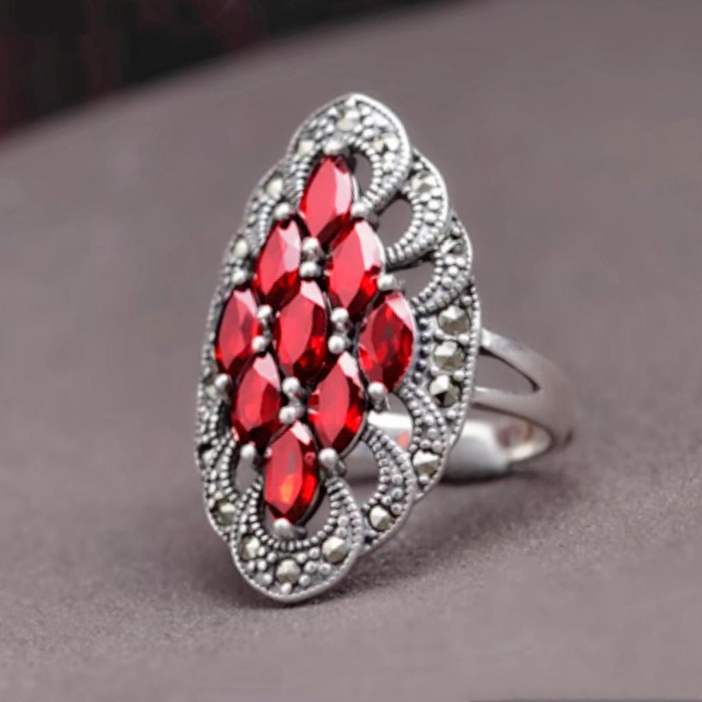 Elegante Anello Retro in Argento Thailandese con Granato Nero e Zirconi