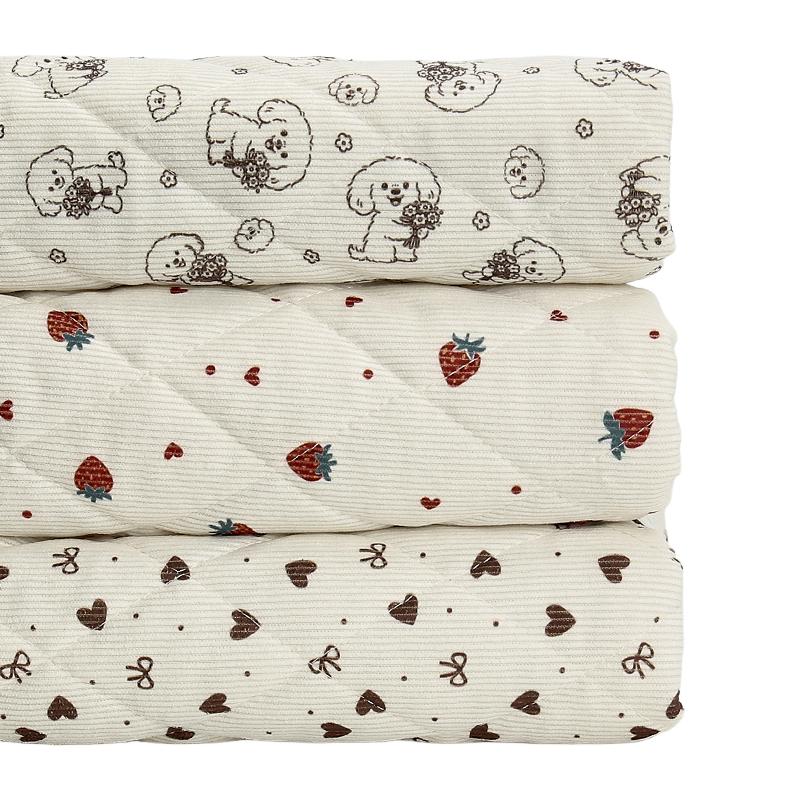 0,5m/1m/2m Gruby Sztruksowy Nadruk w Truskawki i Serca Pikowany Tkaniną Bawełnianą na Koc Ubrania Dziecięce DIY Tkanina do Szycia