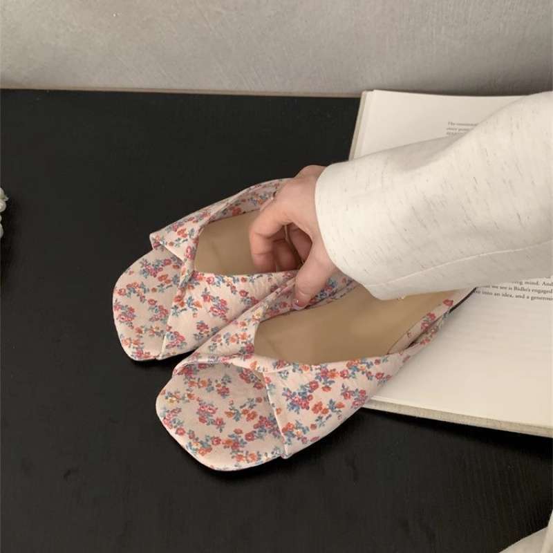 

Французские маленькие прохладные тапочки на плоской подошве женская обувь носить 2025 новый летний мягкая подошва универсальные пляжные сандалии на одной перемычке 35