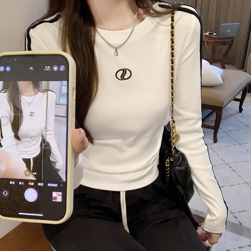 

Футболка в американском стиле с контрастными полосками, белая, с круглым вырезом и длинными рукавами для женщин на начало осени, сексуальная, с плиссировкой на талии, низ рубашки, темпераментный топ XL