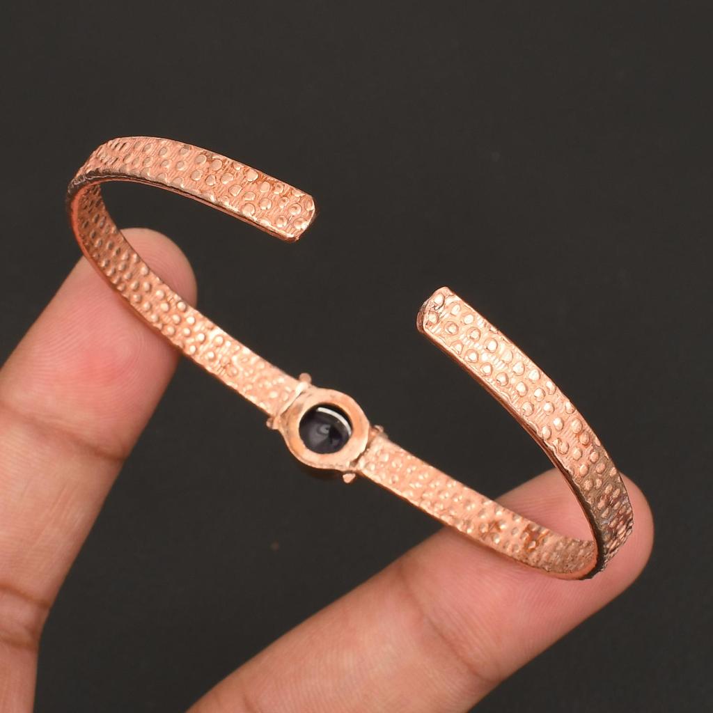 Natürliches Amethyst Edelstein Armband in gehämmertem Kupfer - Handgefertigter offener Armreif - Einzigartiger Statement Schmuck