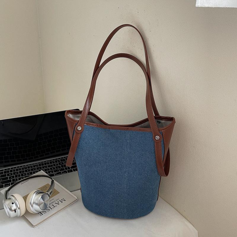 

Fashion large-capacity portable commuter bag women s 2025 autumn new bucket bag high-value shoulder armpit bag
