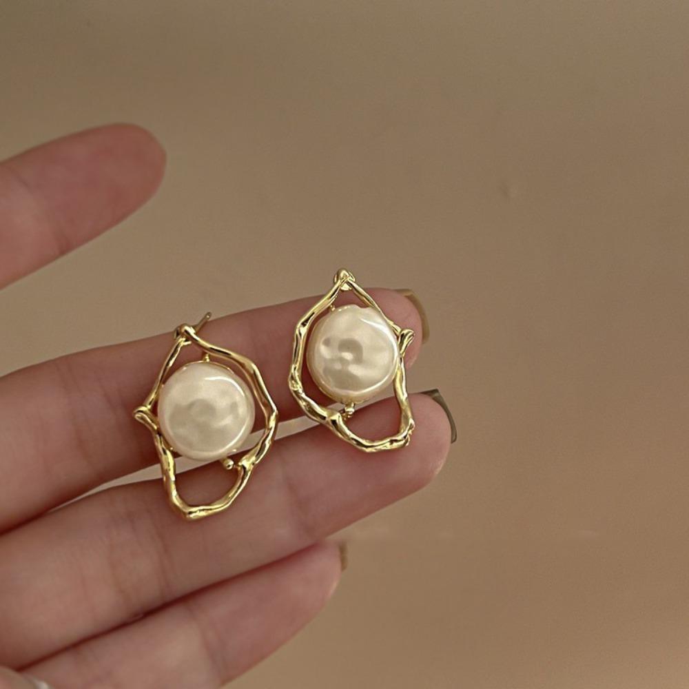 Silver Needle Retro Flower Pearl Earrings French Niche Stud Earrings Light Luxury High-end Earrings Women