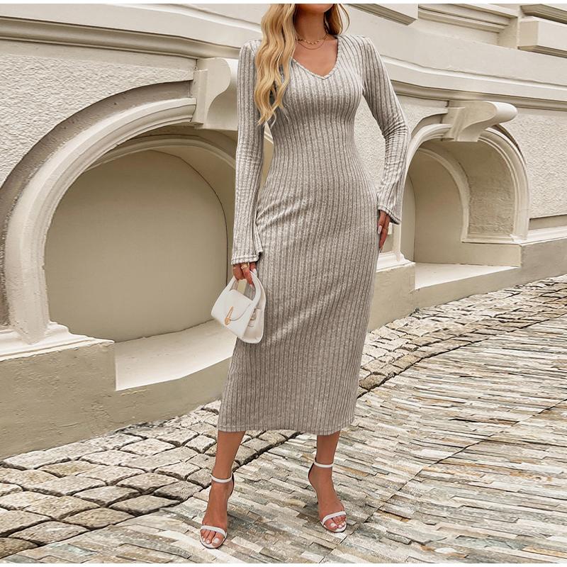 Трикотажное женское платье с длинным рукавом и V-образным вырезом — фото 14