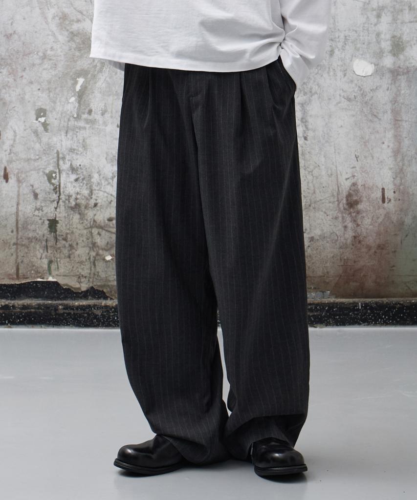 AGOD Strap Banding Wide Slacks [Charcoal Stripe]