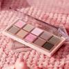 mude. Wählen Sie einen der acht Farbtöne der Moment Eyeshadow Palette.