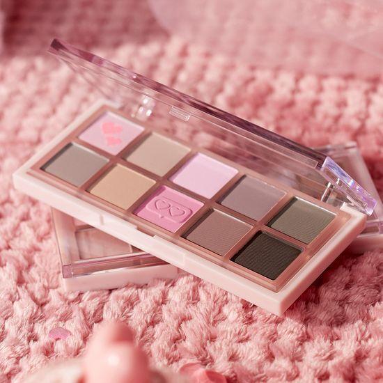 mude. Wählen Sie einen der acht Farbtöne der Moment Eyeshadow Palette.
