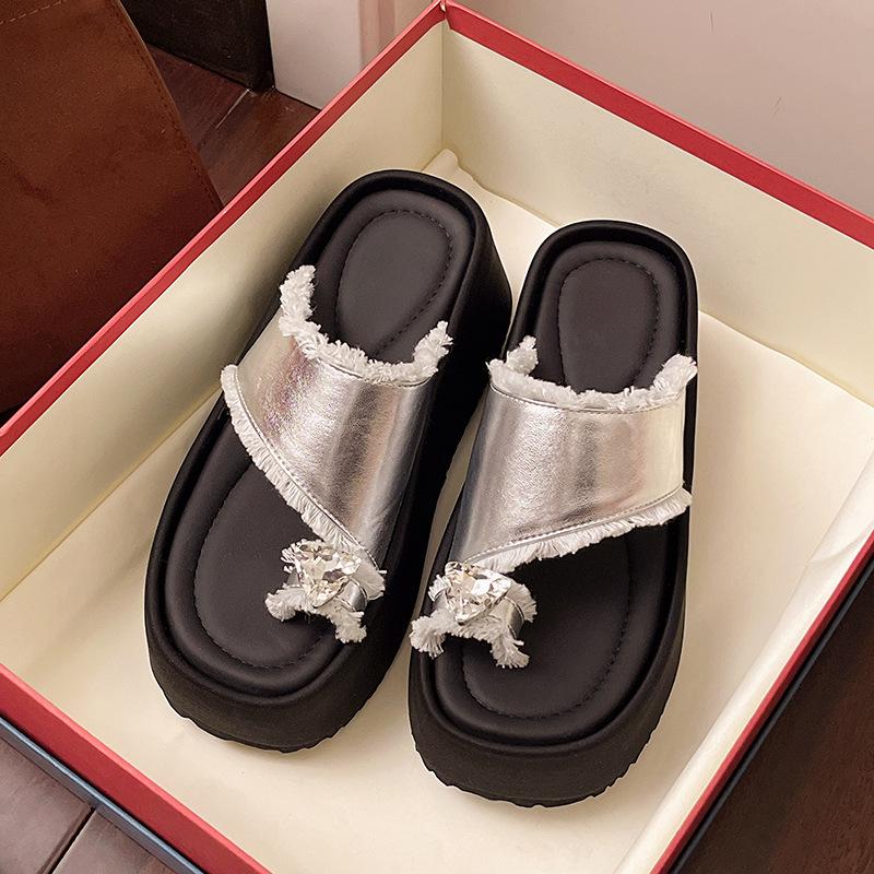 Butterfly rhinestone platform slippers women's summer wear 2025 new high-end beach shoes toe flat support