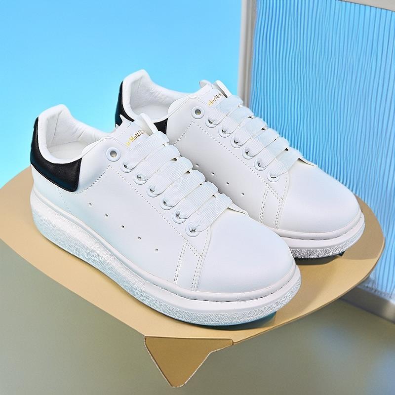 Fashionable and comfortable best-selling versatile fashion sports shoes with soft sole height-enhancing casual.