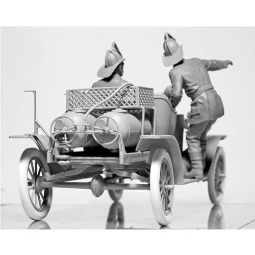 ICM 1/24 Scale Model T Ford 1914 Fire Engine with Crew, Plastic Model 24017