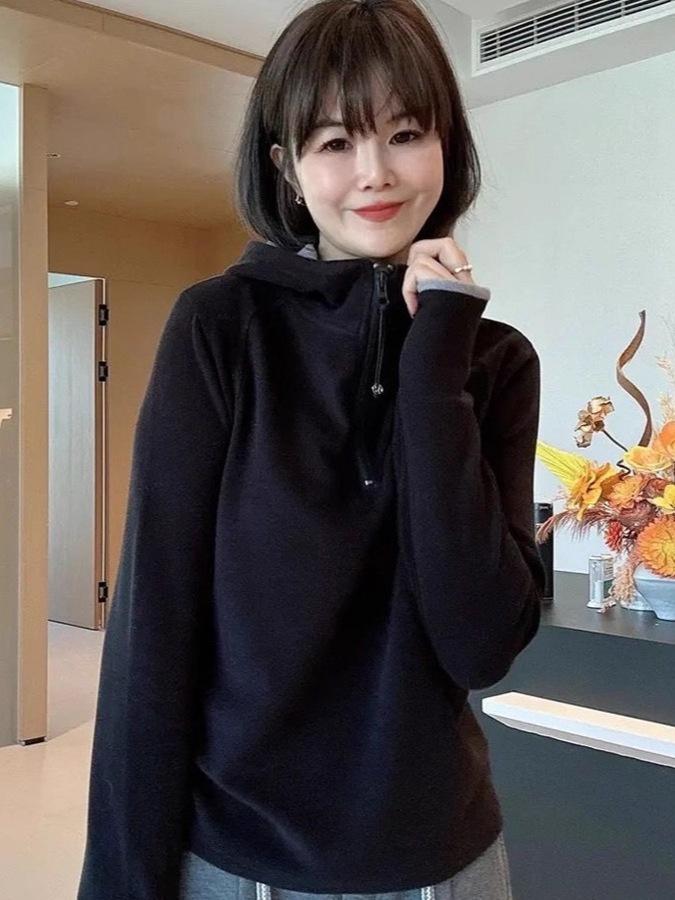 Design-Forward Color-Block Plush Hooded T-Shirt for Women, Long-Sleeve, Double-Sided, Half-Zip Base Layer, Spring/Autumn Style.