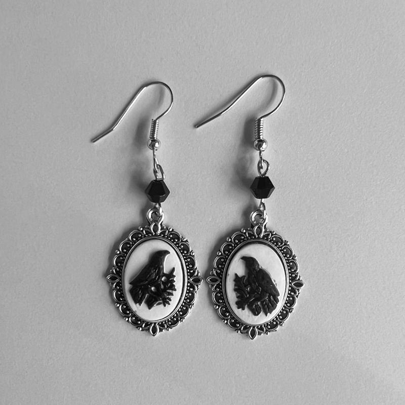 1pair Gothic Retro Portrait Black Dangle Earrings Palace Style Birthday Jewelry Gift for WomenGood Product
