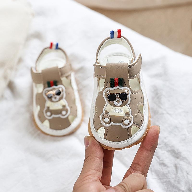 Baby shoes squeaky shoes summer new cartoon bear closed-toe sandals 1-2 years old soft sole walking shoes
