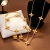 Europäischer & Amerikanischer Stil Vierblättriges Kleeblatt Schmuckset: 18 Karat Goldbeschichtete Titanstahl Halskette, Armband & Ohrringe für Damen