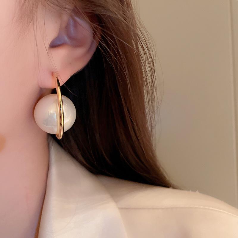 Fashion imitation pearl C-shaped silver needle earrings Personality temperament Commuter geometric earrings