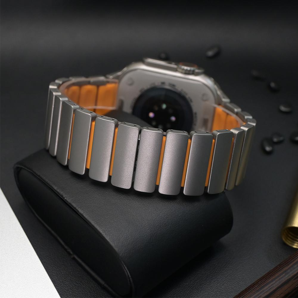 Cinturino in Gomma Fluoroelastomero di Titanio per Apple Watch Ultra 3 2 49mm Serie 10 11 46mm Cinturino per Iwatch 9 8 7 45mm 6 5 SE 3 44mm