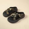 Muffin dicksohlige coole Hausschuhe Damen Sommerbekleidung 2025 neuer nationaler Stil mit Rockstickerei lässiger Strand Ein-Wort-Schlepper