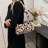 Portable niche design simple bag women's new trendy fashion personalized underarm pillow bag