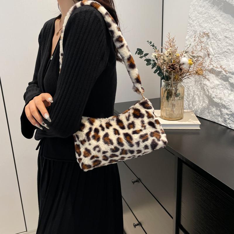 Portable niche design simple bag women's new trendy fashion personalized underarm pillow bag