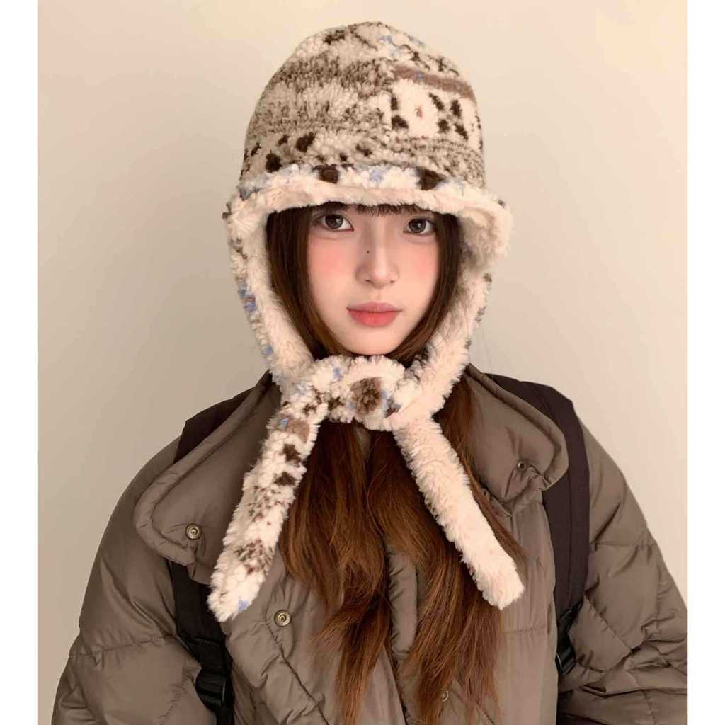 Berretto Invernale Lavorato a Maglia per Donna con Design a Lettere Colorate e Protezione per le Orecchie per uno Stile Casual