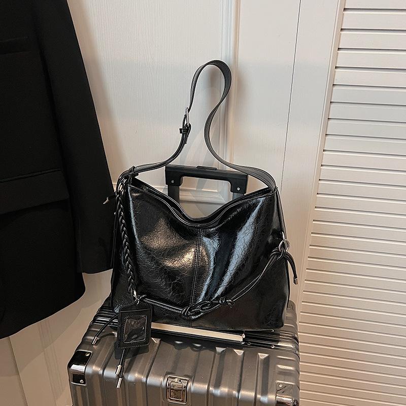 

Retro casual shoulder messenger bag 2025 new soft leather large-capacity lazy wind tote bag to work commuter women s bag чорний