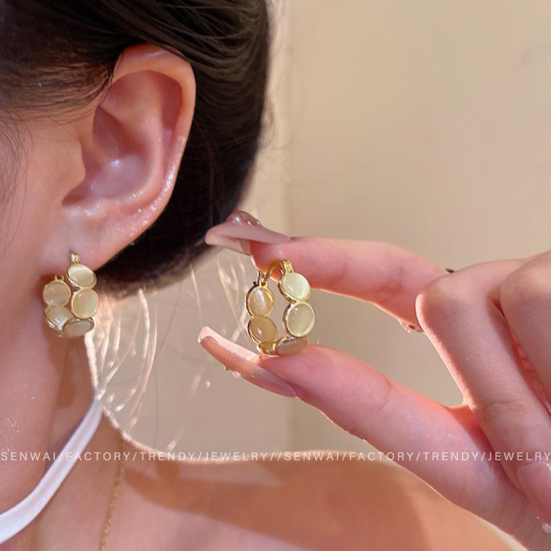 Maillard coffee C-shaped earrings women s retro temperament Internet celebrity stud earrings