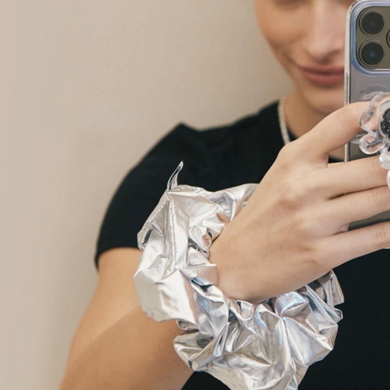 

Третье движение Серебряная резинка-скранчи (Серебряный) OS