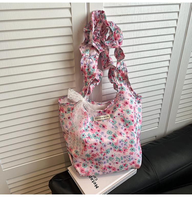 

Нишевый дизайн нейлоновая сумка с цветочным краем-рюшем 2025 новая милая девушка универсальная для поездок на работу одноплечевая подмышечная