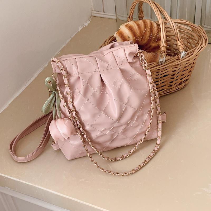 Hand carry fashionable pleated small square bag women's 2025 spring new Korean version simple shoulder bag high-end bucket women's bag