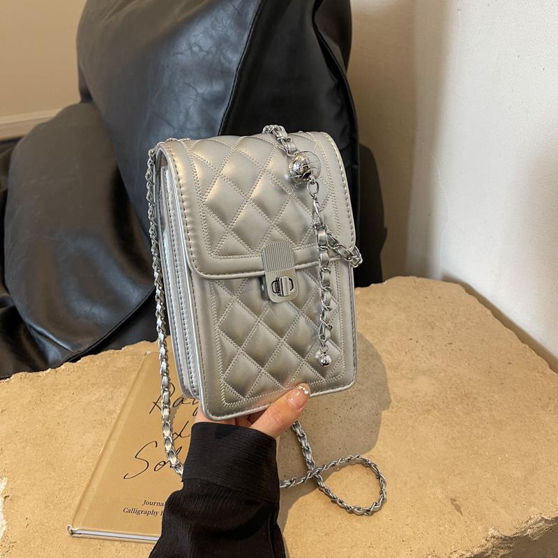 A stylish pure color PU material color mobile phone bag, light and portable, suitable for shopping, parties, commuting.