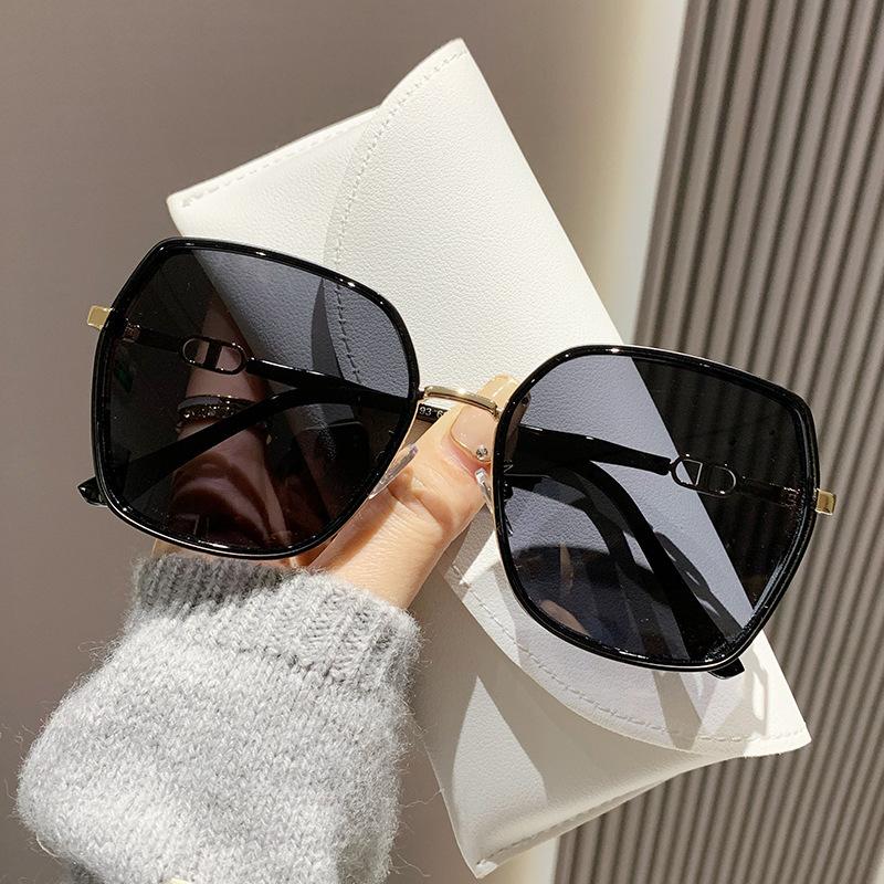 

New Luxury Summer White Frame Sunglasses For Women Protect Against UV Rays Large Frame Accentuates Face Driving Sunglasses чорний