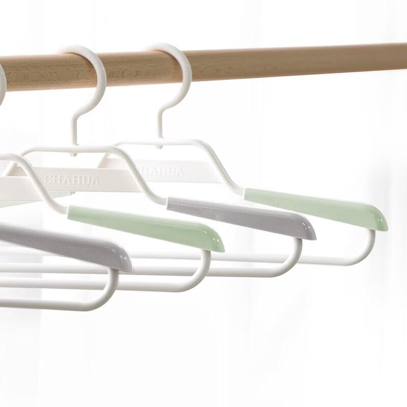 CHAHUA Retractable Wide-Shoulder Suit Hangers (2-Pack)
