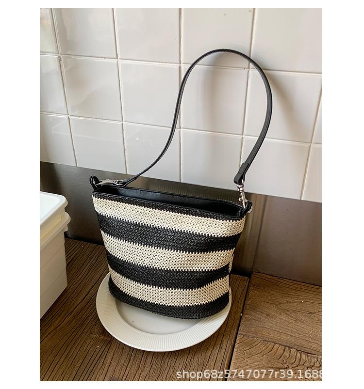 Small bag women s 2025 new trendy color straw hand-held bucket bag leisure beach vacation wind shoulder messenger bag