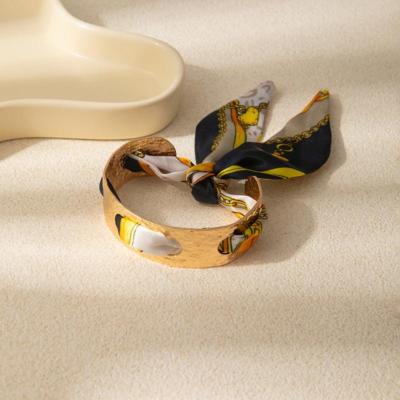 Módní Retro Barva Hedvábný Šátek Náramek Personalizovaný Kladivový Vzor Zlatý Otevřený Náramek Dámský Designový Smysl Exotické Šperky