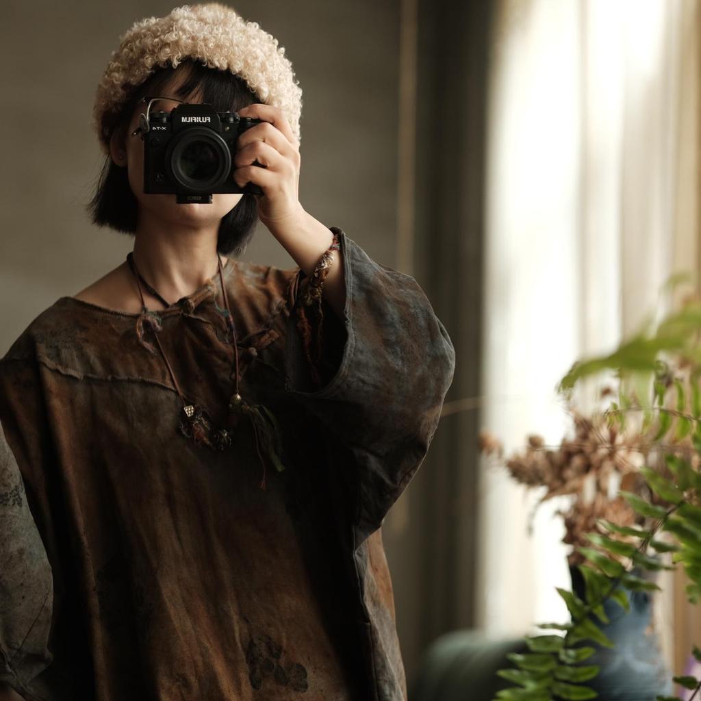 Altes Ton-Leichtbaumwoll-Retro-Hemd im chinesischen Stil mit schrägem Revers & Froschknöpfen - Pflanzengefärbt in Ascheton