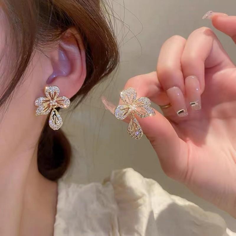 French personalized unique design earrings, new niche high-end fashion versatile earrings, light luxury flower tide earrings золотой