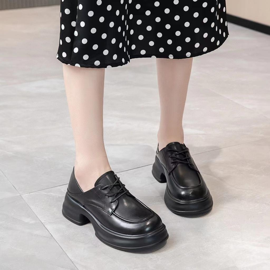 The first layer of cowhide women's new small leather shoes has a retro thick heel and two single shoes.