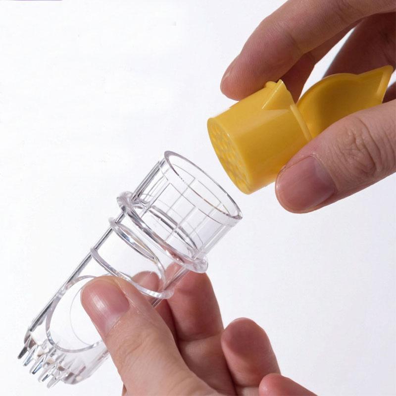 Manual Lemon Juicer Portable Mini Lemon Squeezer Citrus Juicer Reamer Hand Held Easy Juicer for Lemon Orange Limes Citrus