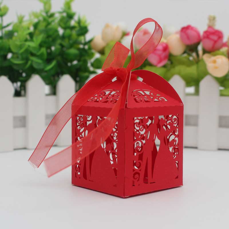 30 50 STÜCKE/llot Laser Cut Braut Bräutigam Hochzeit Süßigkeiten Pralinenschachtel Gäste Geschenkboxen Papierverpackung Babyparty Schokoladenkeksschachtel